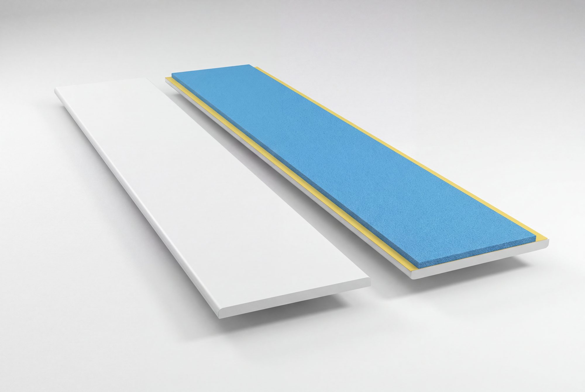 Flachleisten aus PVC weiß, eine mit blauem Schaumklebeband auf der Rückseite