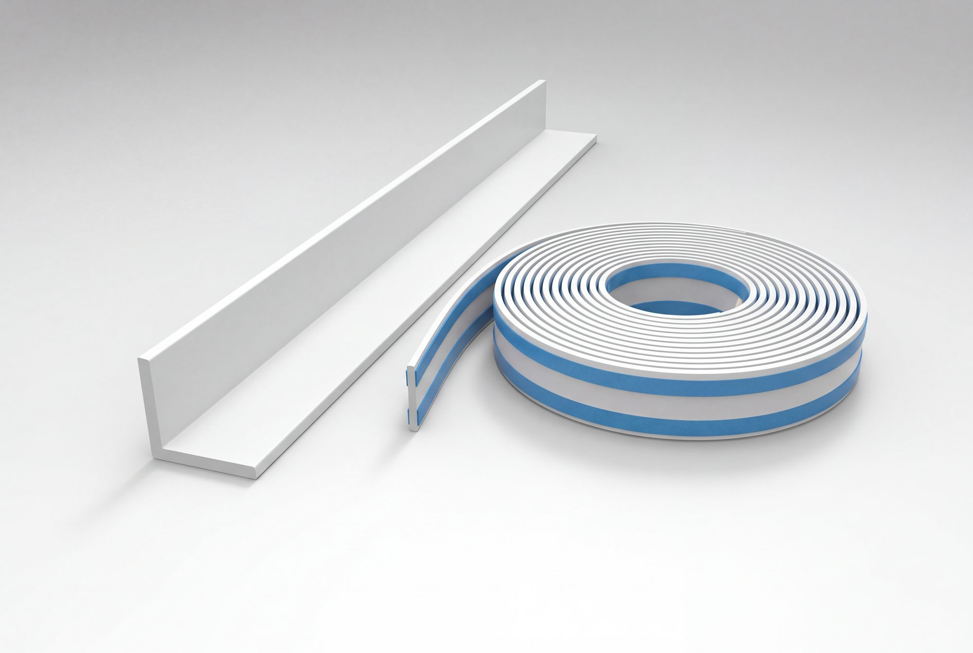 Winkelprofil aus PVC weiß, daneben ein selbstklebendes Winkelprofil auf Rolle